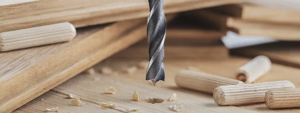 金属钻头在木制橡木木板上打孔 — 图库照片