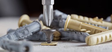 tornavida beton bir arka planda vida ve panel