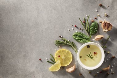 Sarımsak, ıspanak, fesleğen, zeytinyağı, biberiye, çimento kaplı limon. Baharatlar, otlar, üst manzara.