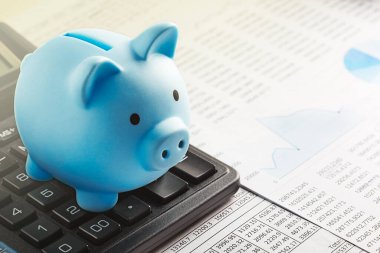 Belgeler ve finansal tabloların arka planında para kutusu var. Yatırım ve sermaye birikimi kavramı.