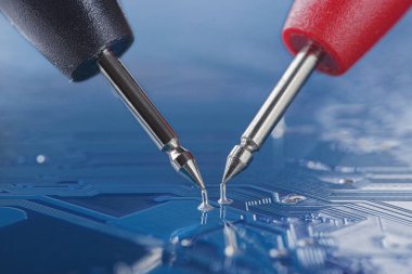 PCB 'deki bileşenden elektronik sinyali ölçüyorum. Elektronik tamir ve dijital teknoloji.