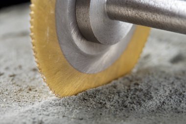 Metal testere, son değirmen ya da elmas kaplamalı matkap ucu beton levhada delik açar. Sanayi ve inşaat.