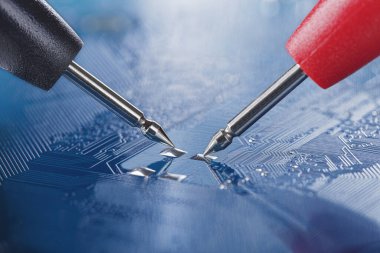 PCB 'deki bileşenden elektronik sinyali ölçüyorum. Elektronik tamir ve dijital teknoloji.