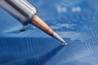 Elektronik bileşenleri PCB 'ye lehimliyorum. Elektronik tamir ve dijital teknoloji.