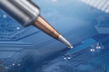 Elektronik bileşenleri PCB 'ye lehimliyorum. Elektronik tamir ve dijital teknoloji.