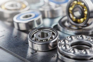 Farklı yönler, vernier Caliper ve metal arka planda cetvel. Mekanizmanın parçası.