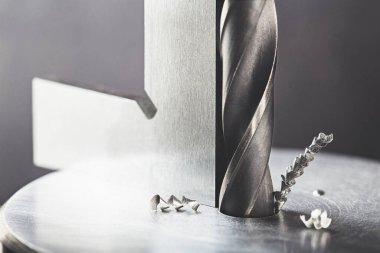 Çelik üçgen cetvelli matkap ucu endüstriyel sondaj makinesinin çelik bölmesinde delikler açıyor. Metal iş endüstrisi. çoklu kesme aracı ve son değirmen.