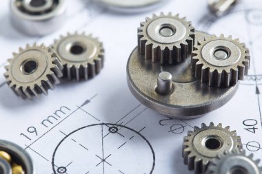 Metal dişlileri ve yatakları kapatın. Mekanizmanın çizimleriyle arka plan. Sanayi mekanizması.