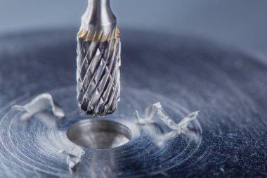 Değirmen kesicisi çelik koğuşta delik açıyor. Çilingir işi.