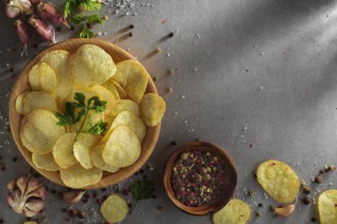 Mutfaktaki eski beton bir masada duran patates cipsi yığını. Fast food geçmişi kavramı. Metin için boş yer, üst görünüm.