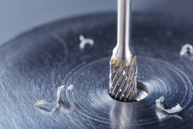 Değirmen kesicisi çelik koğuşta delik açıyor. Çilingir işi.