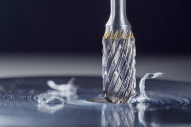 Değirmen kesicisi çelik koğuşta delik açıyor. Çilingir işi.