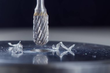 Değirmen kesicisi çelik koğuşta delik açıyor. Çilingir işi.