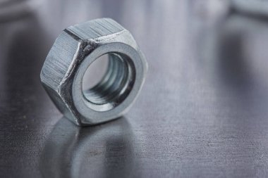 Farklı somunlar, civatalar, vidalar, yıkama ve matkap uçları çelik plaka arka planında ip dokusu ve değirmen kesiciler. Çilingir anlaşması.