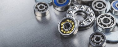 Metal arka planda farklı yönler. Mekanizmanın parçası.