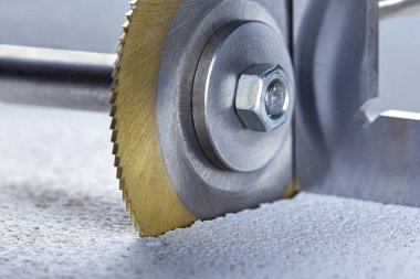 Metal testere çelik üçgenle beton levhada delik açar. Sanayi ve inşaat.