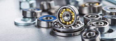 Metal arka planda farklı yönler. Mekanizmanın parçası.