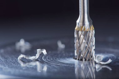 Değirmen kesicisi çelik koğuşta delik açıyor. Çilingir işi.