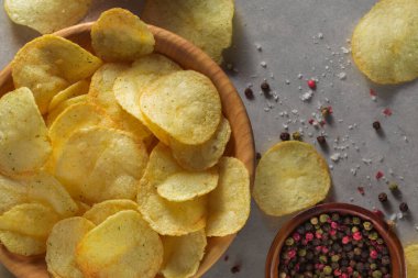 Tahta bir bağırsağın içinde baharatlı patates cipsi yığını. Fast food geçmişi kavramı. Metin için boş yer, üst görünüm.