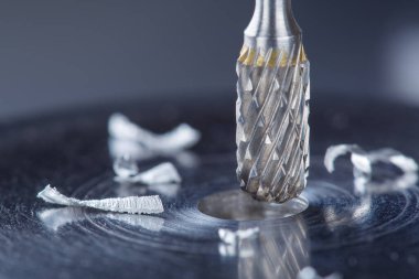 Değirmen kesicisi çelik koğuşta delik açıyor. Çilingir işi.