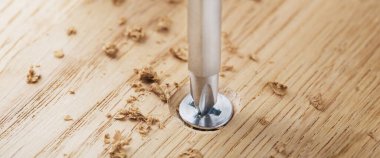 Tornavida, meşe ağacına vida takıyor.