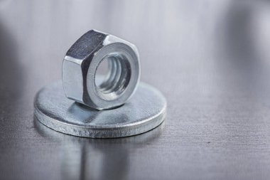 Farklı somunlar, civatalar, vidalar, yıkama ve matkap uçları çelik plaka arka planında ip dokusu ve değirmen kesiciler. Çilingir anlaşması.