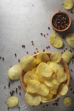 Mutfaktaki eski beton bir masada duran patates cipsi yığını. Fast food geçmişi kavramı. Metin için boş yer, üst görünüm.