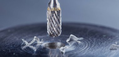 Değirmen kesicisi çelik koğuşta delik açıyor. Çilingir işi.