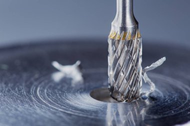 Değirmen kesicisi çelik koğuşta delik açıyor. Çilingir işi.