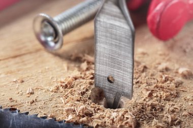 Düz ya da kürek matkabı ucu tahta meşe kalaslarında delikler açar