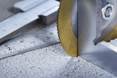 Metal testere çelik üçgenle beton levhada delik açar. Sanayi ve inşaat.