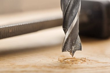 Metal matkap ucu, tahta meşe kalaslarında delikler açar.