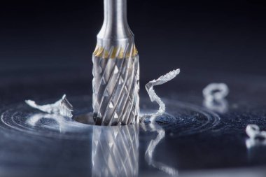 Değirmen kesicisi çelik koğuşta delik açıyor. Çilingir işi.