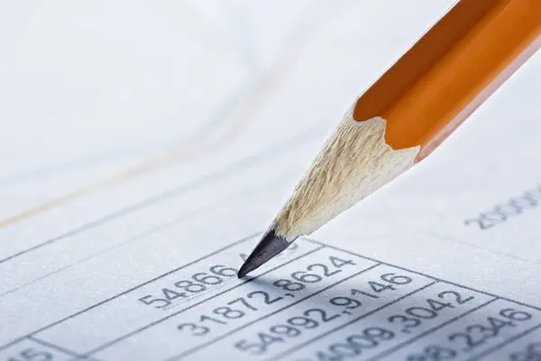 鉛筆の会計文書と財務図を確認する 財務報告書 財務監査のコンセプト — ストック写真