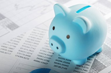 Belgeler ve finansal tabloların arka planında para kutusu var. Yatırım ve sermaye birikimi kavramı