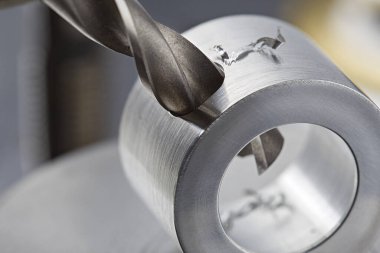 Metal matkap ucu endüstriyel sondaj makinesinde alüminyum boruda delikler açar. Metal iş endüstrisi.