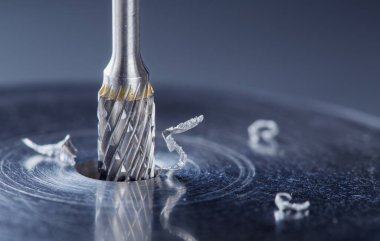 Değirmen kesicisi çelik koğuşta delik açıyor. Çilingir işi.