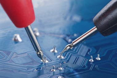 PCB 'deki bileşenden elektronik sinyali ölçüyorum. Elektronik tamir ve dijital teknoloji.