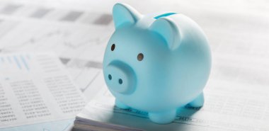 Belgeler ve finansal tabloların arka planında para kutusu var. Yatırım ve sermaye birikimi kavramı