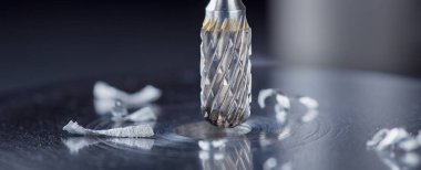 Değirmen kesicisi çelik koğuşta delik açıyor. Çilingir işi.