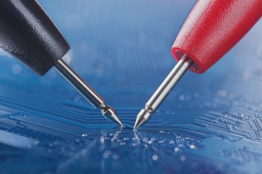 PCB 'deki bileşenden elektronik sinyali ölçüyorum. Elektronik tamir ve dijital teknoloji.