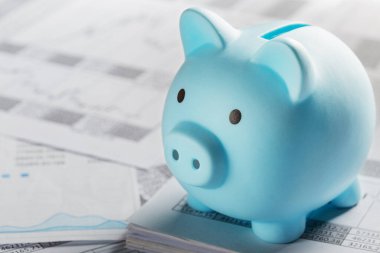 Belgeler ve finansal tabloların arka planında para kutusu var. Yatırım ve sermaye birikimi kavramı
