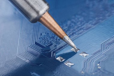 Elektronik bileşenleri PCB 'ye lehimliyorum. Elektronik tamir ve dijital teknoloji.