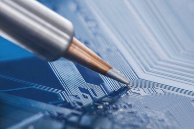 Elektronik bileşenleri PCB 'ye lehimliyorum. Elektronik tamir ve dijital teknoloji.