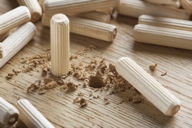 matkap ucu, çekiç, çukur ve ahşap meşe tahtasında ahşap ahşap.