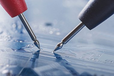 PCB 'deki bileşenden elektronik sinyali ölçüyorum. Elektronik tamir ve dijital teknoloji.