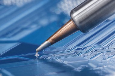 Elektronik bileşenleri PCB 'ye lehimliyorum. Elektronik tamir ve dijital teknoloji.