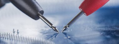 PCB 'deki bileşenden elektronik sinyali ölçüyorum. Elektronik tamir ve dijital teknoloji.