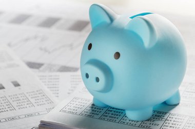 Belgeler ve finansal tabloların arka planında para kutusu var. Yatırım ve sermaye birikimi kavramı