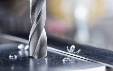 Metal matkap ucu endüstriyel sondaj makinesinde çelik bölmede delikler açar